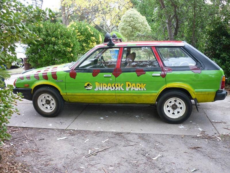 Subaru trasformado en vehículo de Jurassic Park
