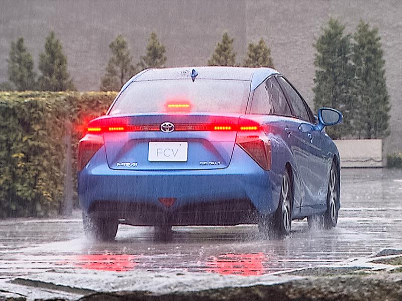 Primer Ministro de Japón y el primer Toyota Mirai