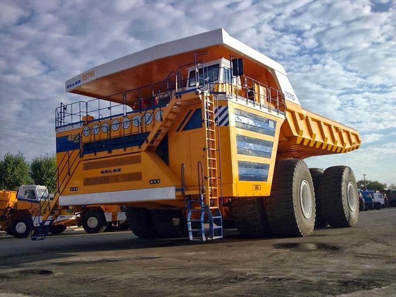 Camión de volteo BelAZ 75710