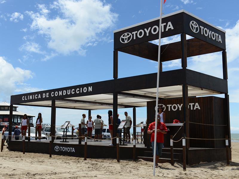 Clínica Toyota de manejo en los médanos