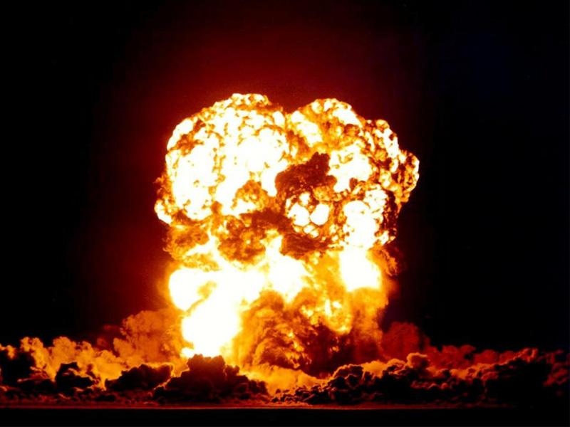 Los coches explotan al chocar