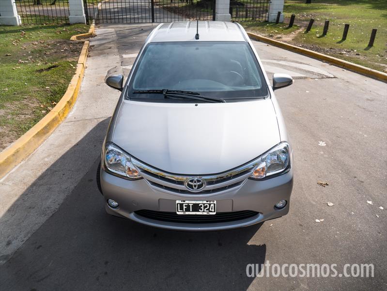 Prueba al renovado Toyota Etios