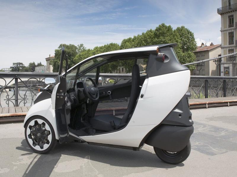 Toyota i-ROAD y COM