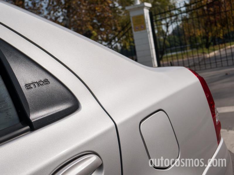 Prueba al renovado Toyota Etios 2016