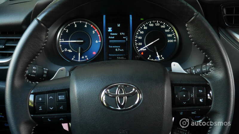 Test Drive Toyota Hilux 2021