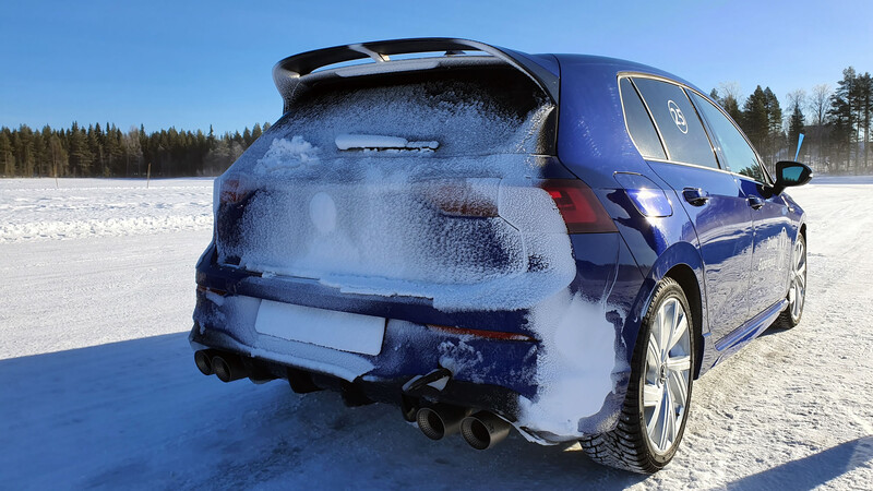 Volkswagen Golf R 2022 a prueba en la nieve