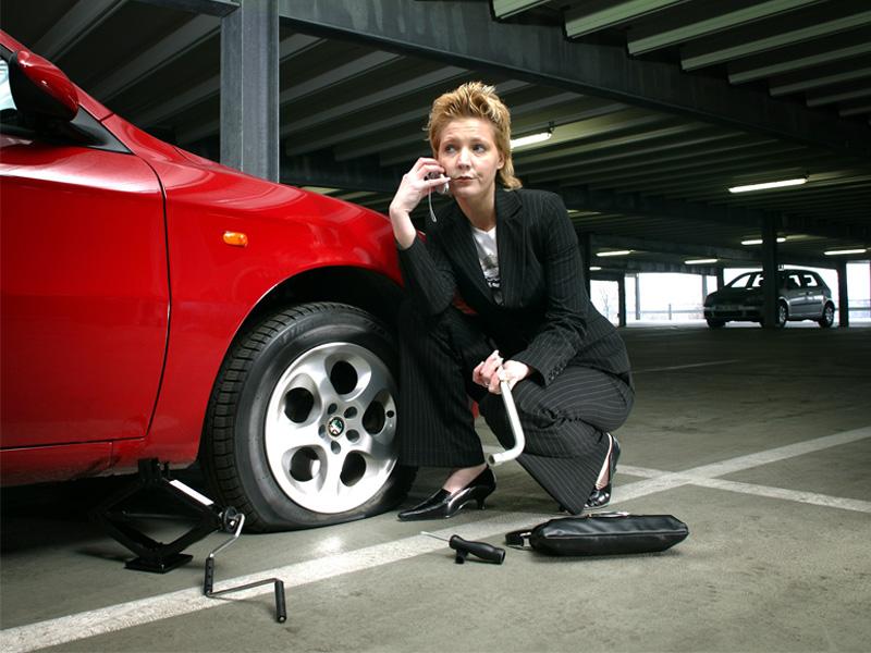 Verificar la presión de las llantas a patadas