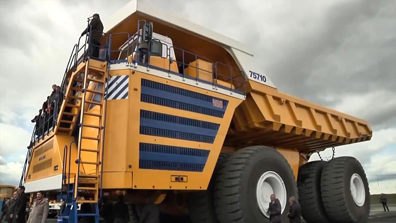 Camión de volteo BelAZ 75710
