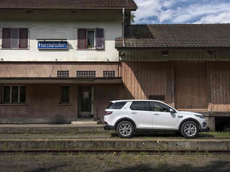 Un Land Rover Discovery Sport remolca un tren
