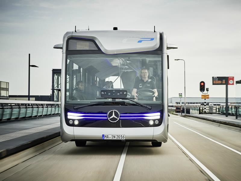 Bus semi-autónomo de Mercedes-Benz