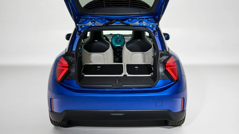 (-) EMBARGO MINI Cooper EV 2024