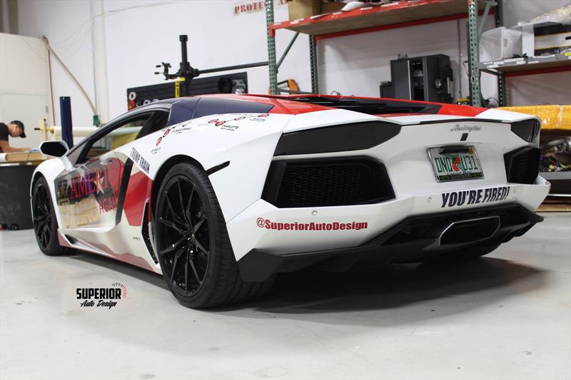 un Lamborghini Aventador con la cara de Trump