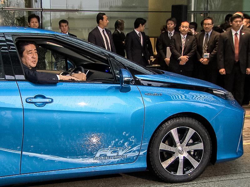 Primer Ministro de Japón y el primer Toyota Mirai