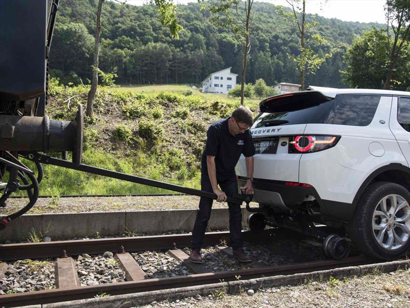 Un Land Rover Discovery Sport remolca un tren