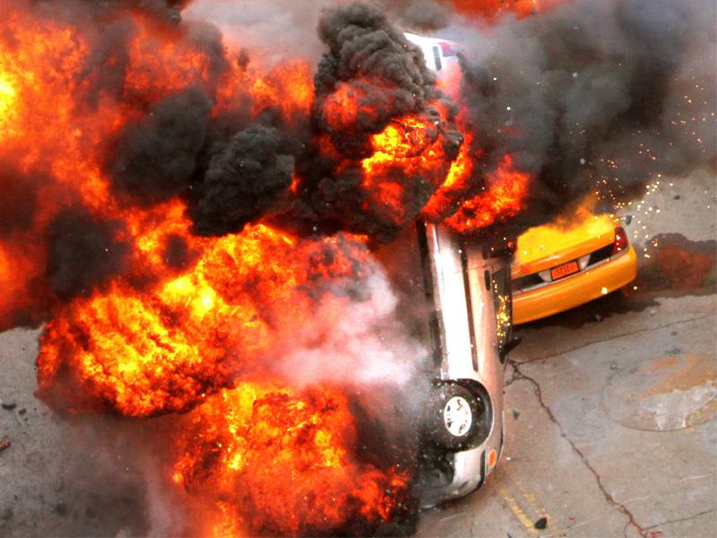 Los coches explotan al chocar