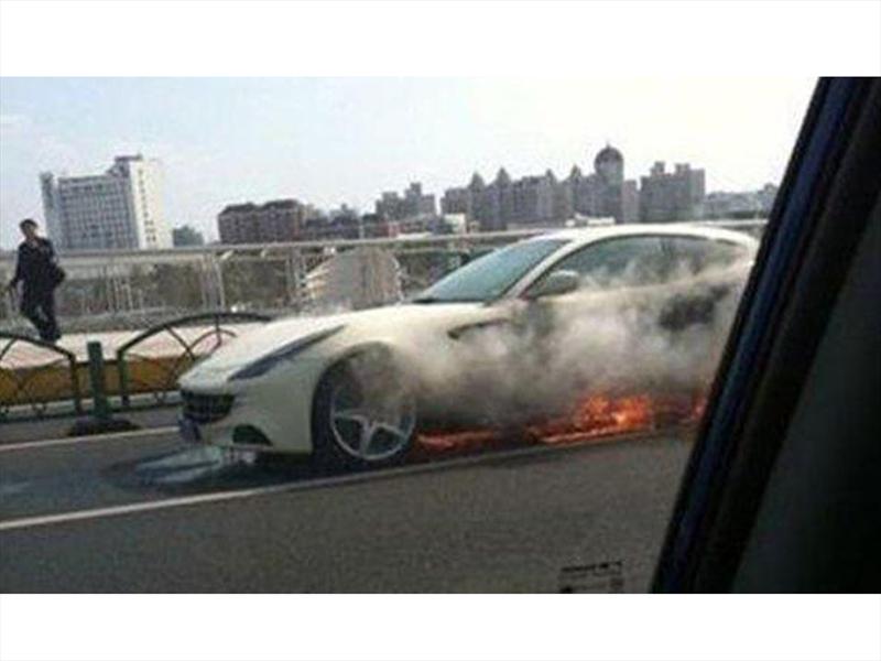 Ferrari FF en llamas