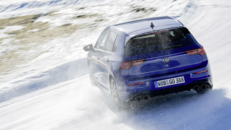 Volkswagen Golf R 2022 a prueba en la nieve