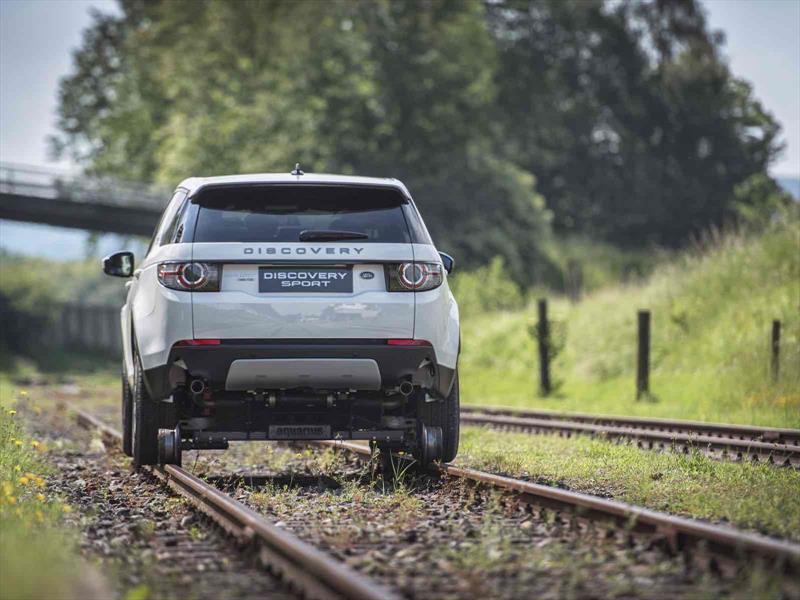 Un Land Rover Discovery Sport remolca un tren