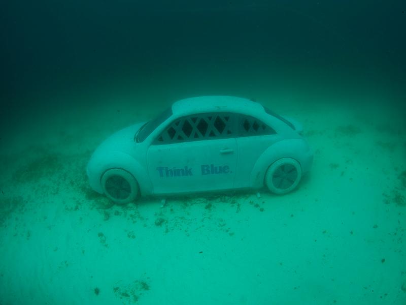 VW Beetle en el lecho marino del caribe