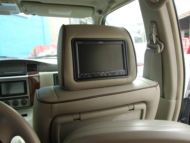 Camioneta con conductor en el asiento trasero