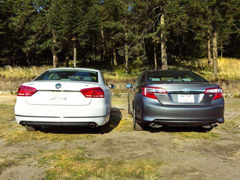 Volkswagen Nuevo Passat V6 2012 vs Toyota Camry XLE V6 2012