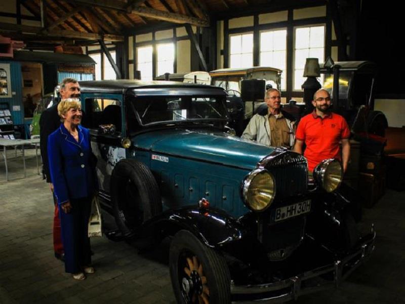 Mujer da la vuelta al mundo en su auto clásico