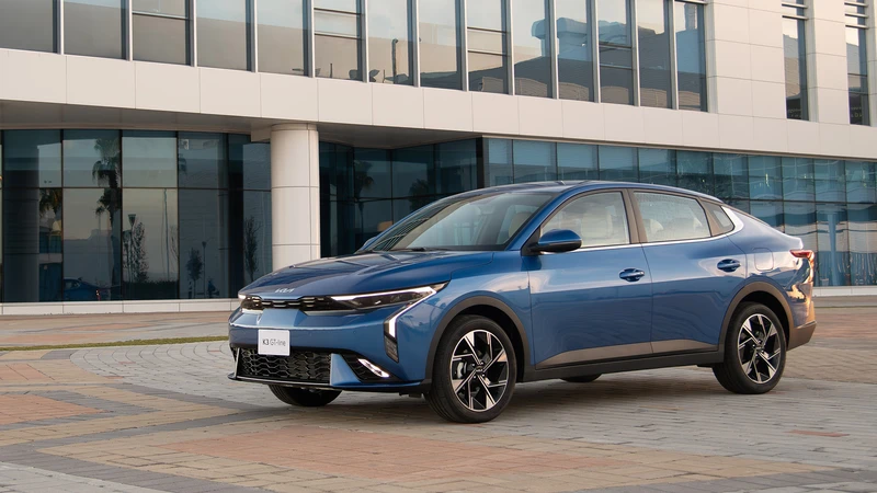 Kia K3 sedán desde todos los ángulos