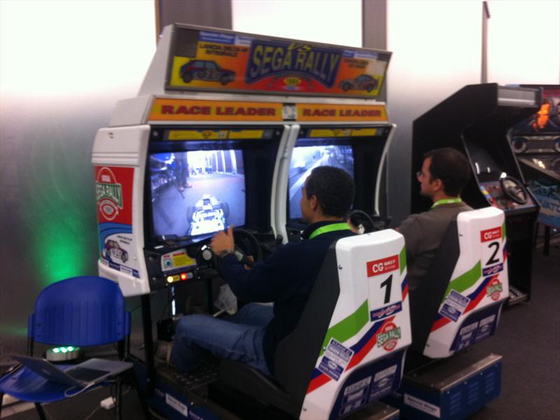 Autos RC controlados por cabinas de SEGA Rally