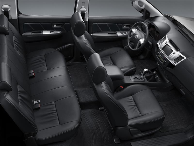 Toyota renueva el interior de sus Hilux y SW4