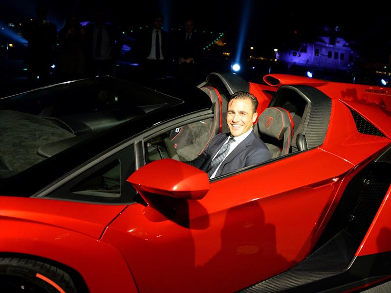 Lamborghini Veneno Roadster en un portaviones