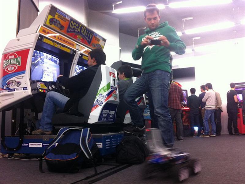 Autos RC controlados por cabinas de SEGA Rally