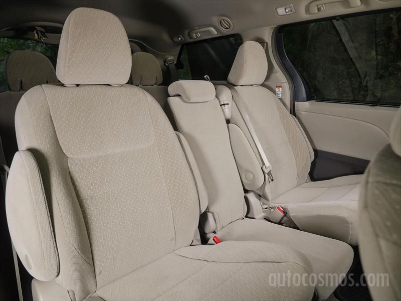 KIA Sedona 2019 VS Toyota Sienna 2018