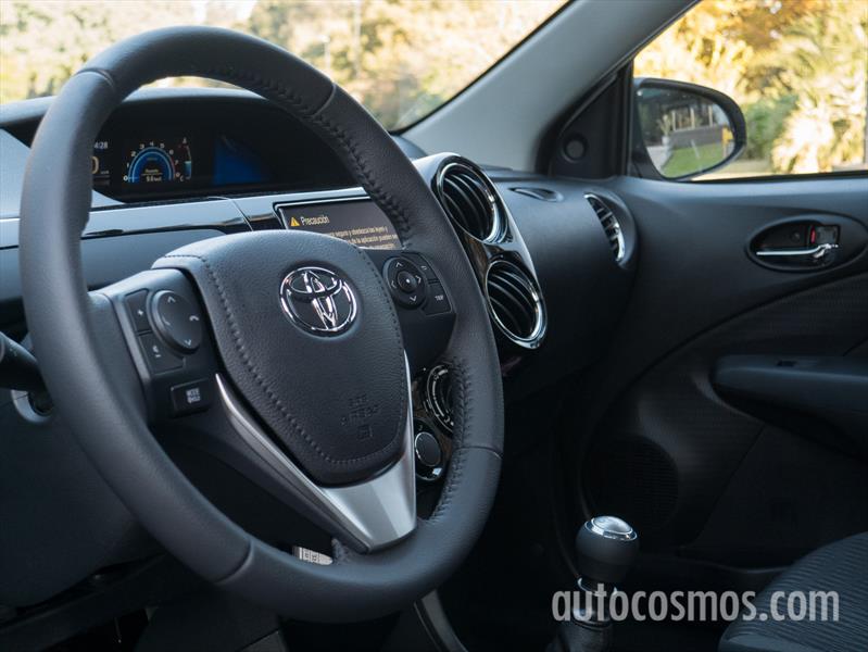 Prueba al renovado Toyota Etios 2016