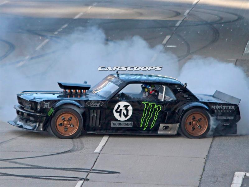 Ken Block haciendo drift con Mustang