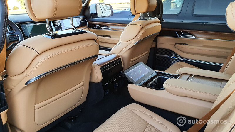 Interior Jeep Grand Wagoneer 2022