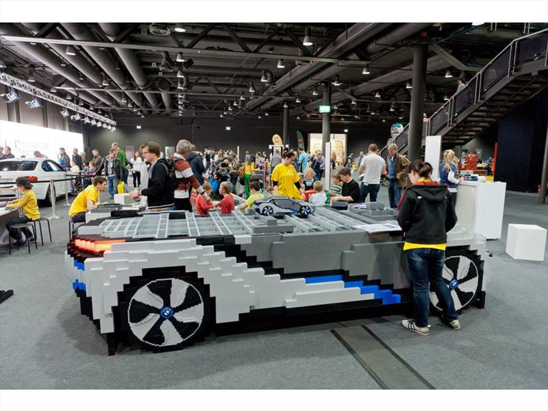 BMW i8 Concept construido con piezas de LEGO