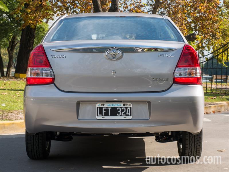 Prueba al renovado Toyota Etios