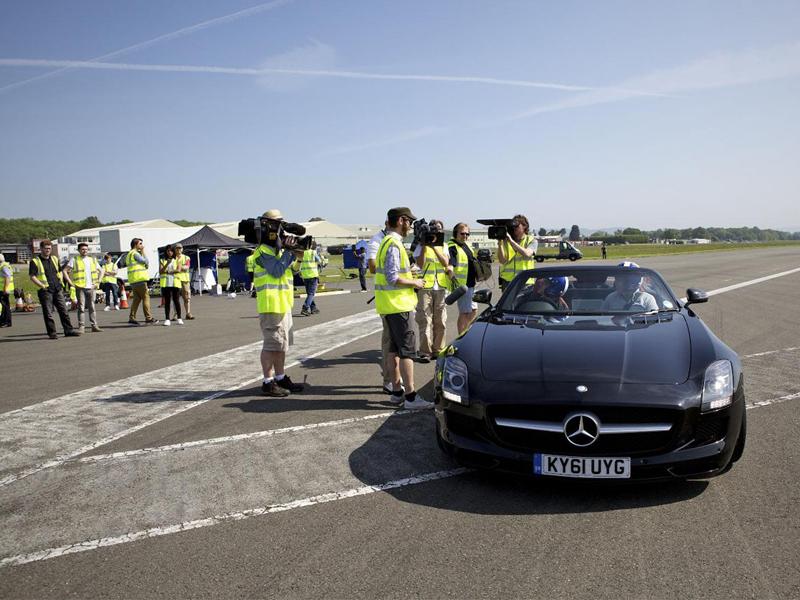 Mercedes-Benz SLS AMG Roadster  con bola de golf
