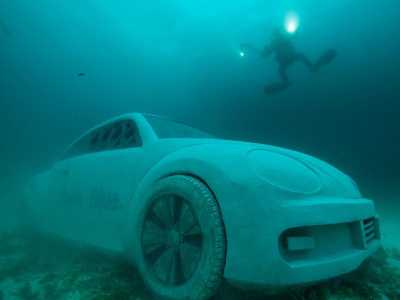 VW Beetle en el lecho marino del caribe