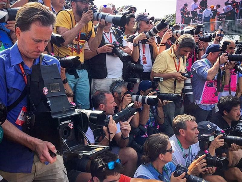 La F1 actual, con una cámara de 104 años