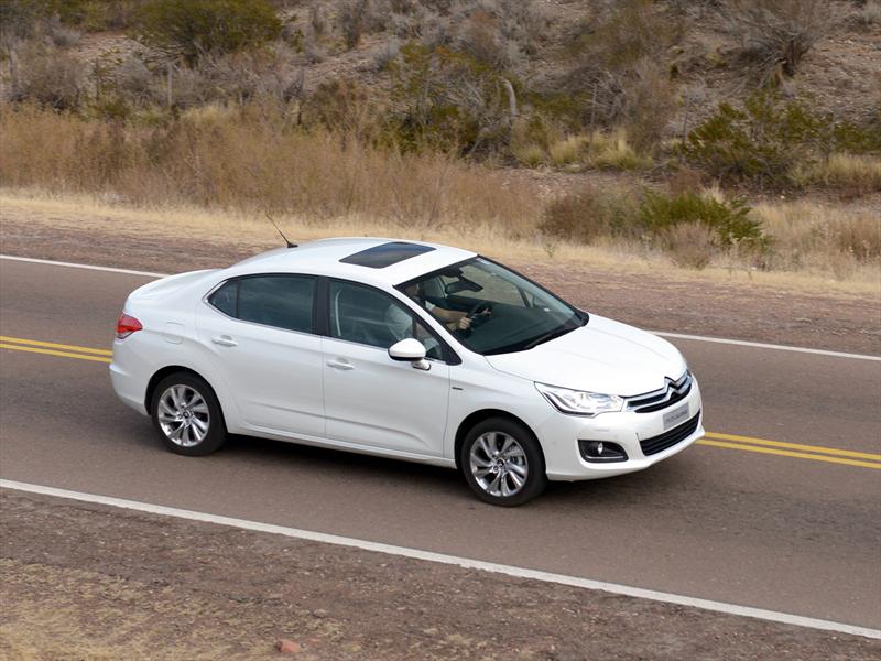 Manejamos el nuevo Citroën C4 Lounge