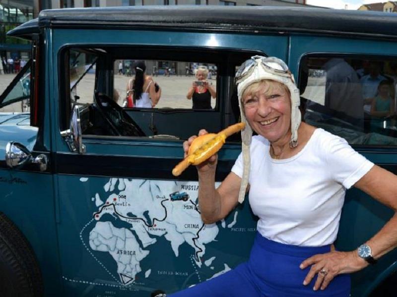 Mujer da la vuelta al mundo en su auto clásico