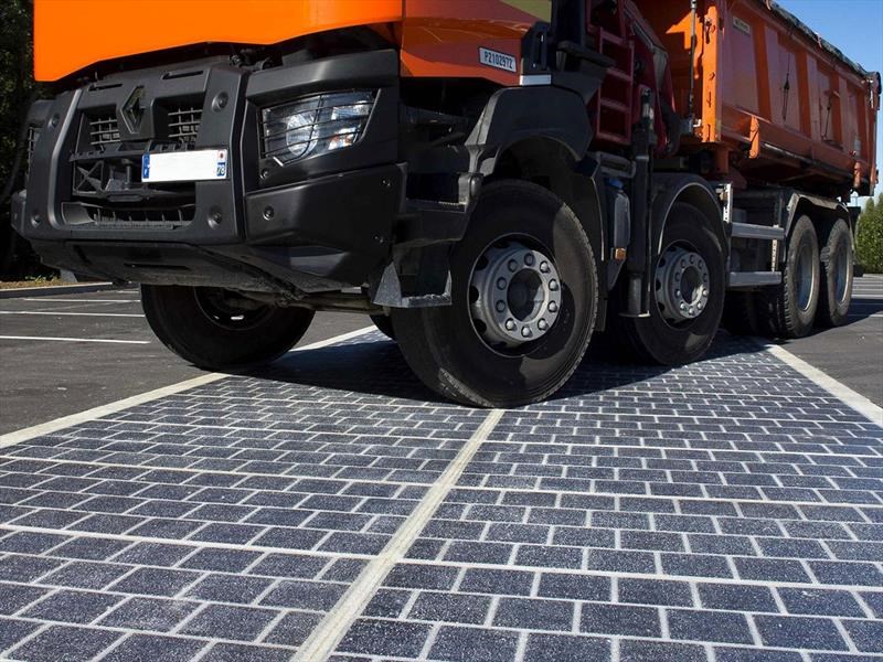 Paneles solares en las rutas