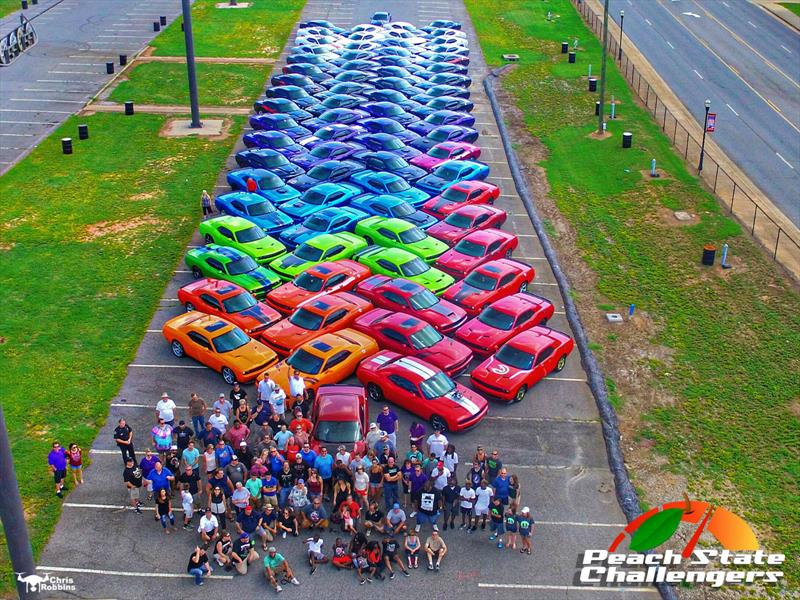 Crean un arcoíris con Dodge Challengers