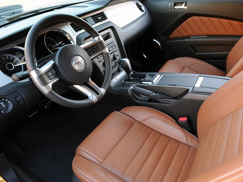 Ford Mustang retro moderno