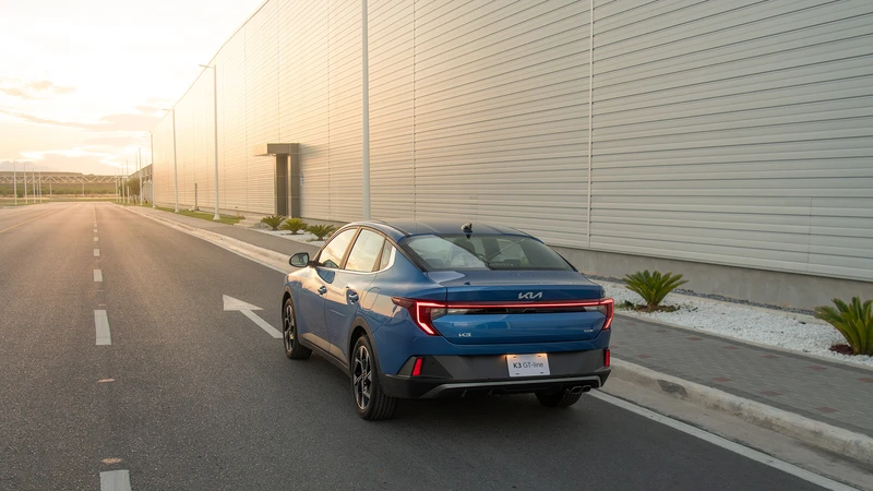 Kia K3 sedán desde todos los ángulos
