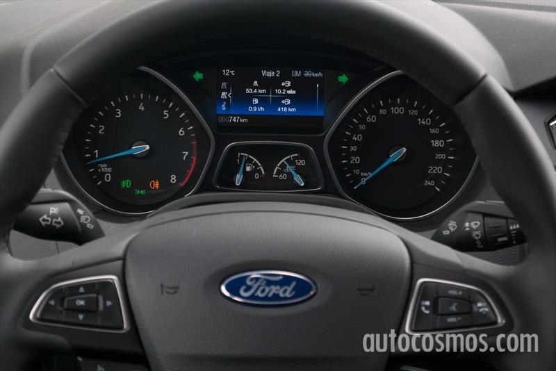Ford Focus sedán a prueba