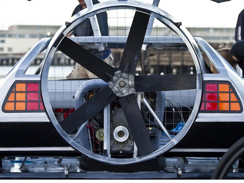 Un DeLorean volador de Volver al Futuro