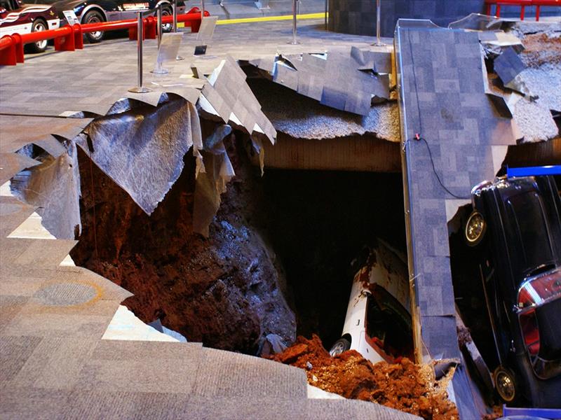 8 Corvettes clásicos son tragados por la tierra