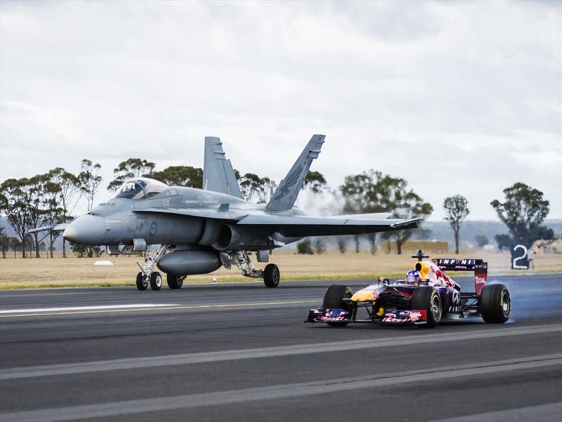 Red Bull RB7 de la F1 vs. F/A-18